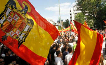 Bandera franquista en una manifestación en Madrid