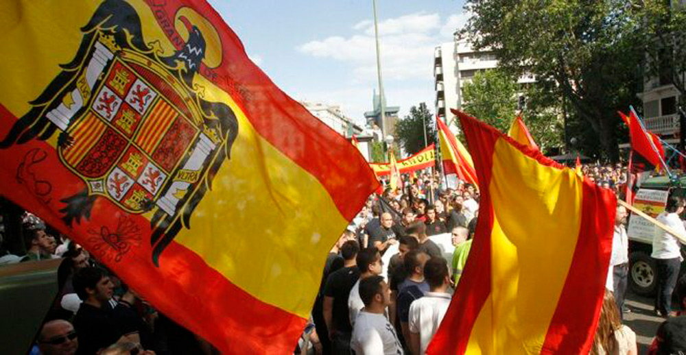 Bandera franquista en una manifestación en Madrid
