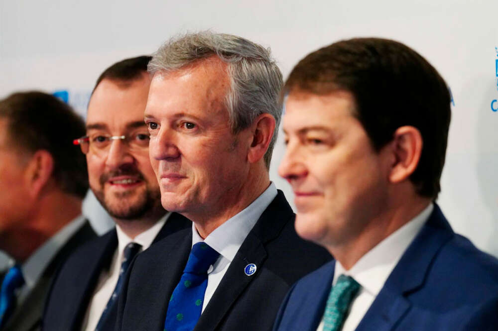 El presidente del Principado de Asturias, Adrián Barbón; el presidente de la Xunta, Alfonso Rueda, y el presidente de la Junta de Castilla y León, Alfonso Fernández Mañueco, a su llegada a la cumbre Galicia, Asturias y Castilla y León en el Palacio - Álvaro Ballestero