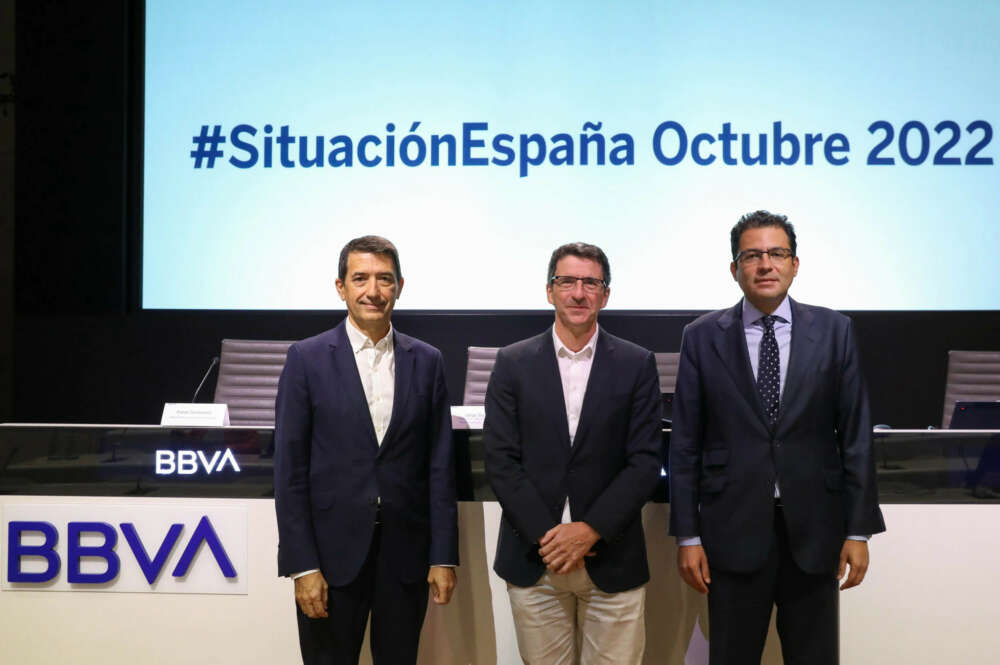 Jorge Sicilia, director de BBVA Research y economista jefe de BBVA; Rafael Doménech, responsable de Análisis Económico; y Miguel Cardoso, economista jefe para España.