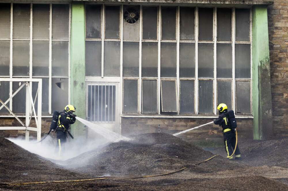 Bomberos realizan tareas de extinción en las instalaciones calcinadas de la antigua Pontesa