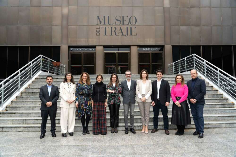 Felix Poza, director de diversidad e inclusión en la comunidad de Inditex, ocupa el centro de la imagen, junto a Íñigo Garcia, de Decathlon; Julie-Marlene Pelissier, de H&M; Laura Duran, Laura Ruiz y Mónica Chao, de Ikea; Mercedes Porro, de Kiabi; Andrés Fernández, de Mango; y Mar Oña e Ignacio Sierra, de Tendam