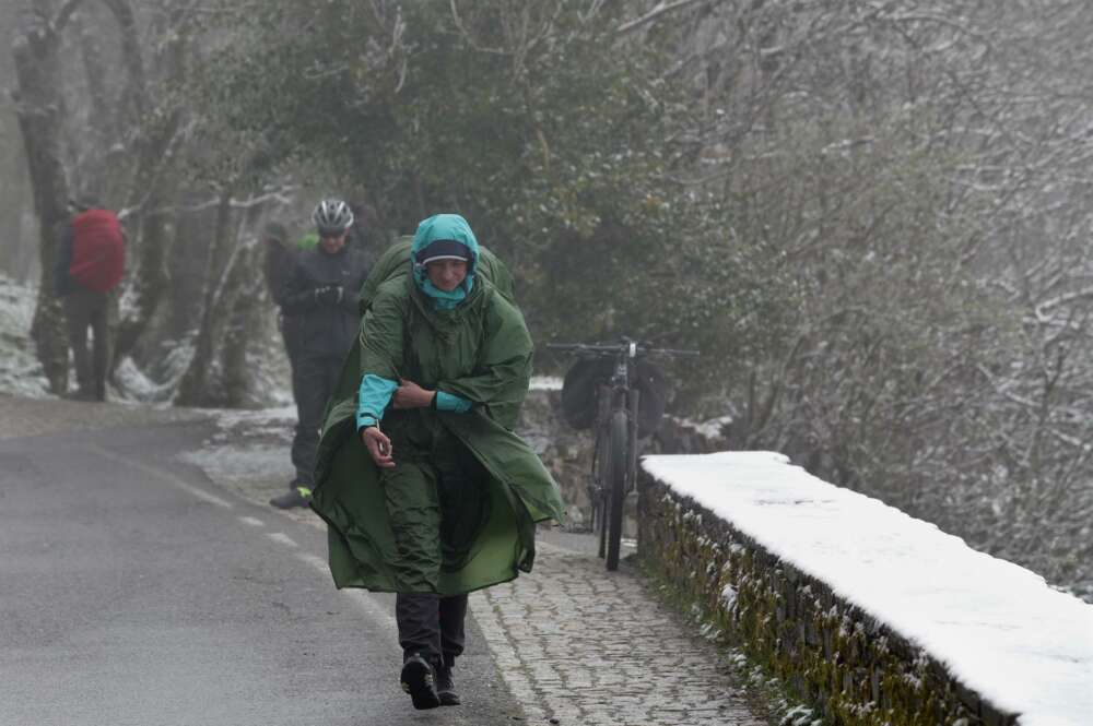 Varios peregrinos llegan a O Cebreiro con nieve, en abril de 2022 / Europa Press