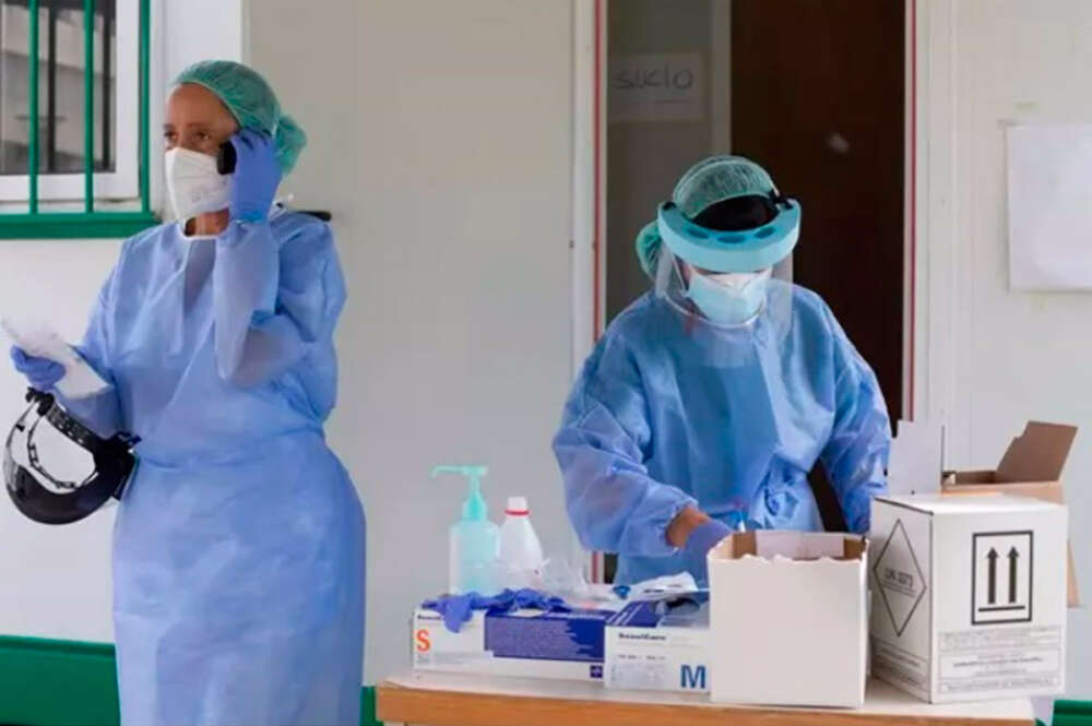 Dos sanitarias preparan PCR en Monforte de Lemos (Lugo)