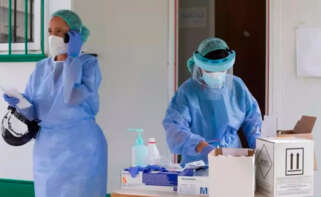 Dos sanitarias preparan PCR en Monforte de Lemos (Lugo)
