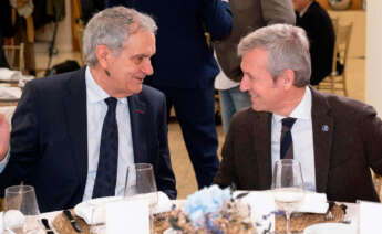 El titular del Ejecutivo gallego, Alfonso Rueda, asiste al acto de entrega del Premio Diego Bernal que la Asociación de Periodistas de Galicia (APG) le concede a José Luis Gómez, editor de Mundiario