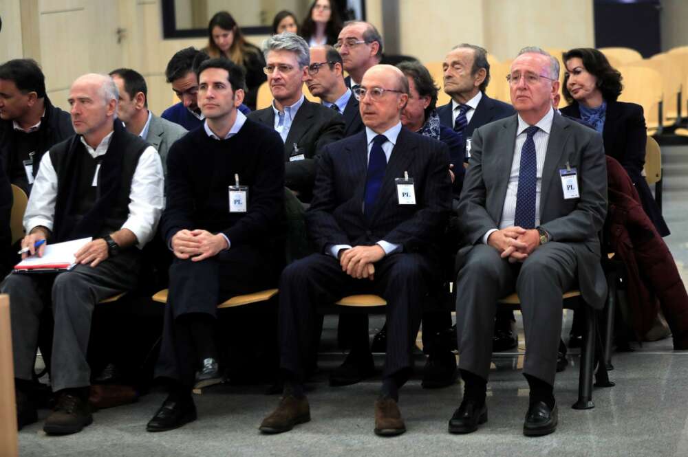 El antiguo presidente del grupo Pescanova Manuel Fernández de Sousa (d), junto a los máximos responsables de la empresa entre 2009 y 2013, se sienta en el banquillo de la Audiencia Nacional en San Fernando de Henares (Madrid) donde este lunes comienza el juicio con 19 acusados, numerosos testigos y peritos, casi siete años después de la quiebra del grupo Pescanova. EFE/Fernando Alvarado