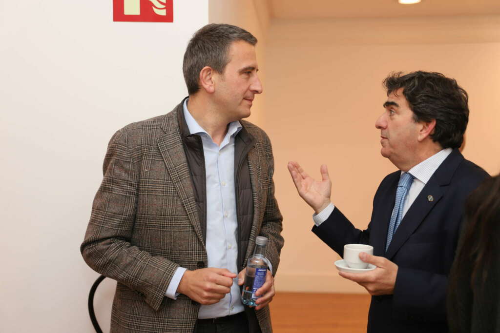 Oriol Sarmiento, responsable de Cluergal, y Martín Fernández Prado, presidente de la Autoridad Portuaria de A Coruña, conversan tras la presentación del Atlas Gallego de la Empresa Comprometida / Xurxo Lobato