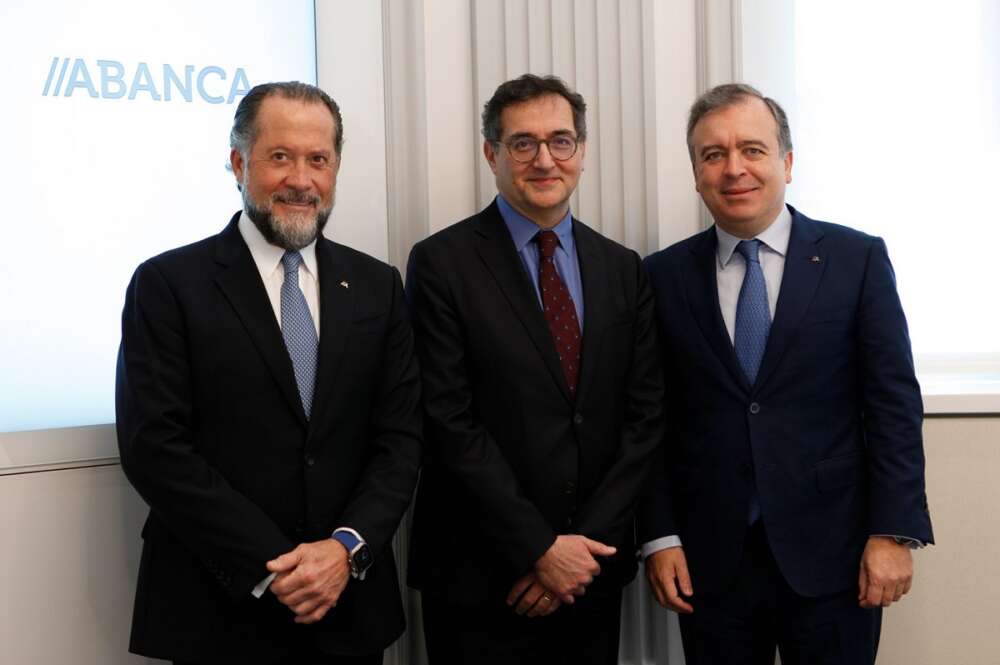el presidente de Abanca, Juan Carlos Escotet Rodríguez, el deputy CEO de BFCM, Alexandre Saada, y el CEO de Abanca, Francisco Botas