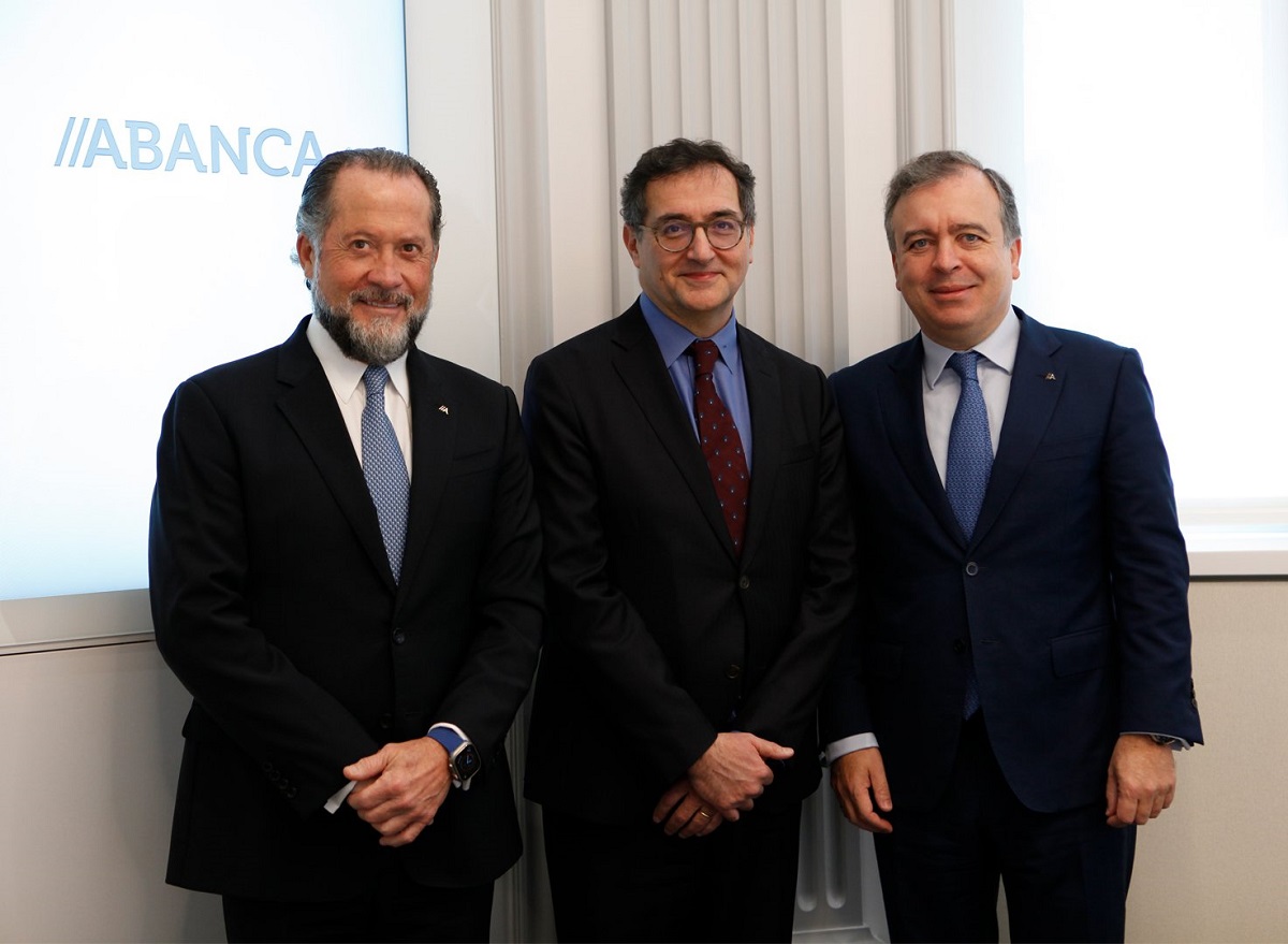 el presidente de Abanca, Juan Carlos Escotet Rodríguez, el deputy CEO de BFCM, Alexandre Saada, y el CEO de Abanca, Francisco Botas