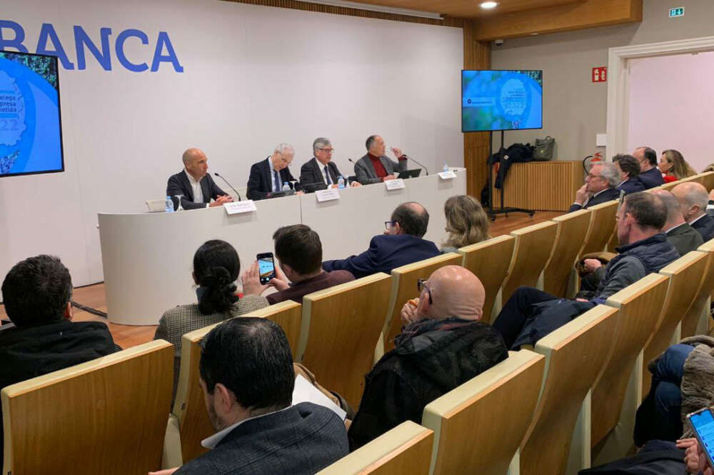 Acto de presentación de la tercera edición del Atlas Gallego de la Empresa Comprometida: Julián Rodríguez (i), Francisco Conde, Juan Manuel Vieites y Marcelino Fernández Mallo