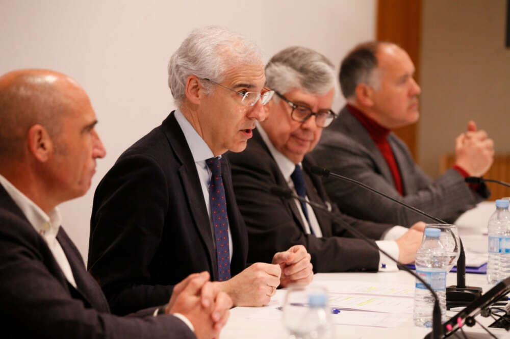 De izquierda a derecha, Julián Rodríguez, director de Economía Digital Galicia; Francisco Conde, vicepresidente de la Xunta y conselleiro de Economía; Juan Manuel Vieites, presidente de la Confederación de Empresarios de Galicia; y Marcellino Fernández Mallo, economista y director técnico del Atlas Gallego de la Empresa Comprometida / Xurxo Lobato