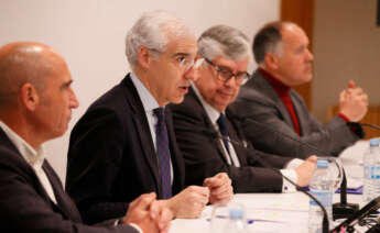 De izquierda a derecha, Julián Rodríguez, director de Economía Digital Galicia; Francisco Conde, vicepresidente de la Xunta y conselleiro de Economía; Juan Manuel Vieites, presidente de la Confederación de Empresarios de Galicia; y Marcellino Fernández Mallo, economista y director técnico del Atlas Gallego de la Empresa Comprometida / Xurxo Lobato