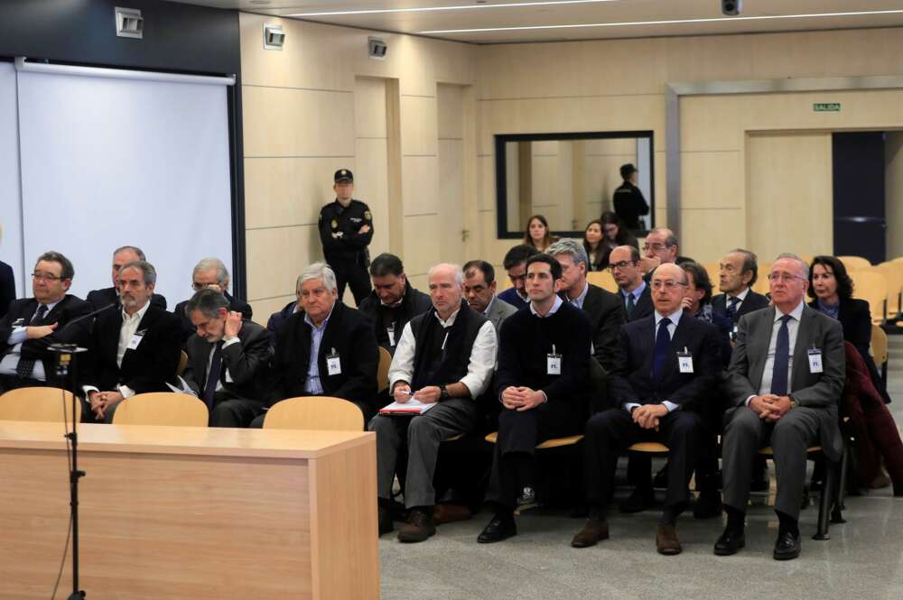 El antiguo presidente del grupo Pescanova Manuel Fernández de Sousa (d), junto a los máximos responsables de la empresa entre 2009 y 2013, se sienta en el banquillo de la Audiencia Nacional en San Fernando de Henares (Madrid) donde este lunes comienza el juicio con 19 acusados, numerosos testigos y peritos, casi siete años después de la quiebra del grupo Pescanova. EFE/Fernando Alvarado