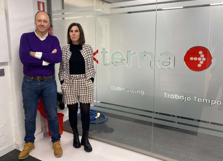 Fernando Berdugo, director general de Externa (izquierda), Mónica Saiz, directora de Externa en Cantabria (derecha)