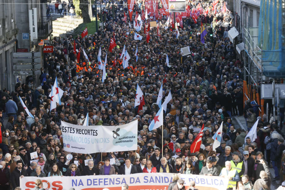 Miles de personas, convocadas por SOS Sanidade Pública, durante la manifestación de este domingo en Santiago de Compostela.- EFE/Lavandeira jr