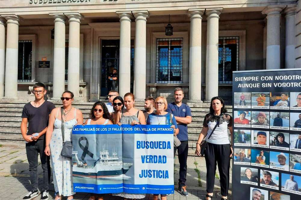 Familiares de víctimas del 'Villa de Pitanxo' se concentran para pedir al Gobierno que baje al pecio