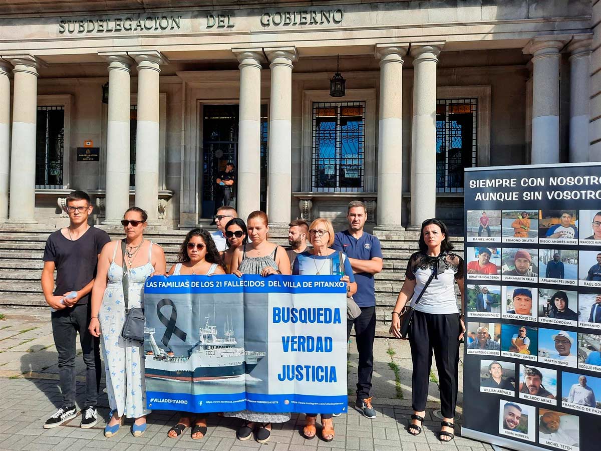 Familiares de víctimas del 'Villa de Pitanxo' se concentran para pedir al Gobierno que baje al pecio