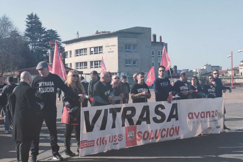 Trabajadores de Vitrasa, concesionaria del bus urbano de Vigo, concentrados ante el Consistorio de la ciudad olívica / Europa Press
