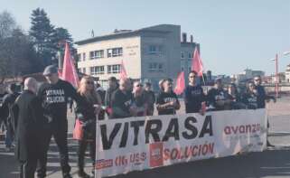 Trabajadores de Vitrasa, concesionaria del bus urbano de Vigo, concentrados ante el Consistorio de la ciudad olívica / Europa Press