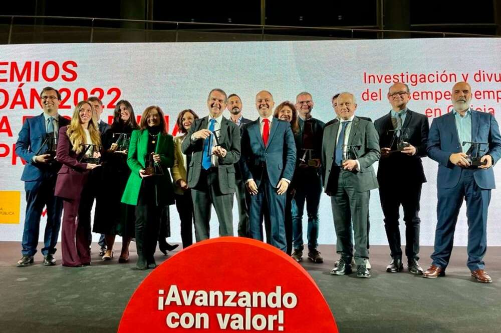 El alcalde de Vigo, Abel Caballero, y el delegado de Zona Franca, David Regades, con los representantes de las 12 empresas galadonadas con los Premios Ardán