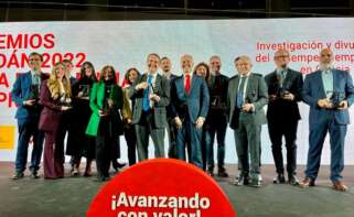 El alcalde de Vigo, Abel Caballero, y el delegado de Zona Franca, David Regades, con los representantes de las 12 empresas galadonadas con los Premios Ardán