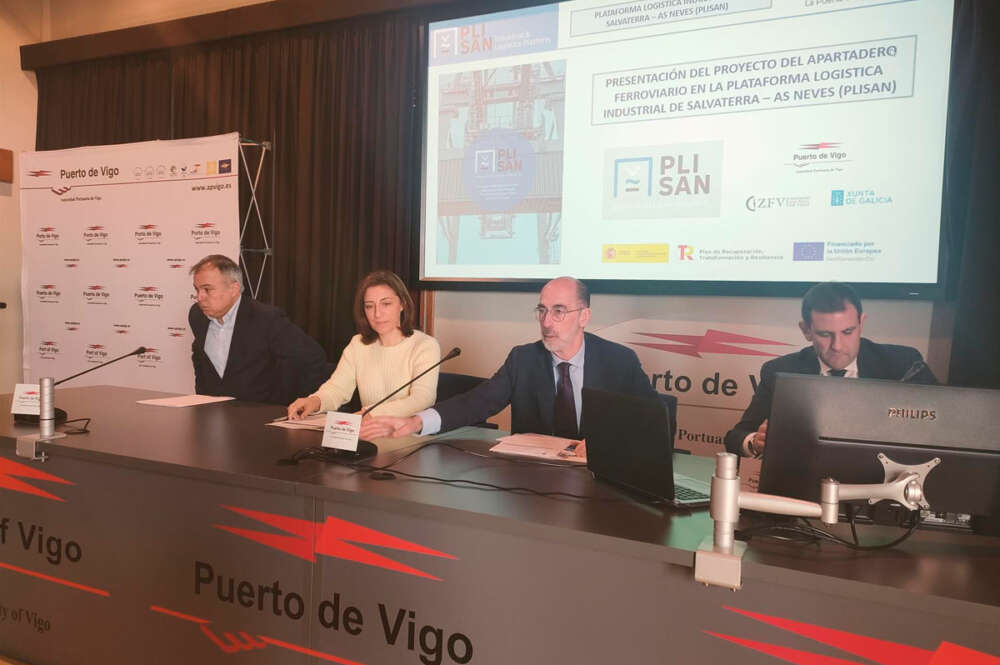 La conselleira de Medio Ambiente, Territorio e Vivenda, Ángeles Vázquez, y el presidente del Puerto de Vigo, en el centro, en la presentación del apartadero ferroviario de la Plisan