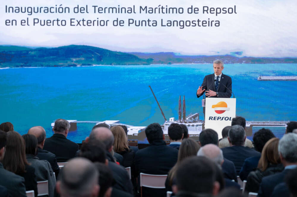 Alfonso Rueda, presidente de la Xunta, durante la inauguración de la terminal de Repsol en Punta Langosteira