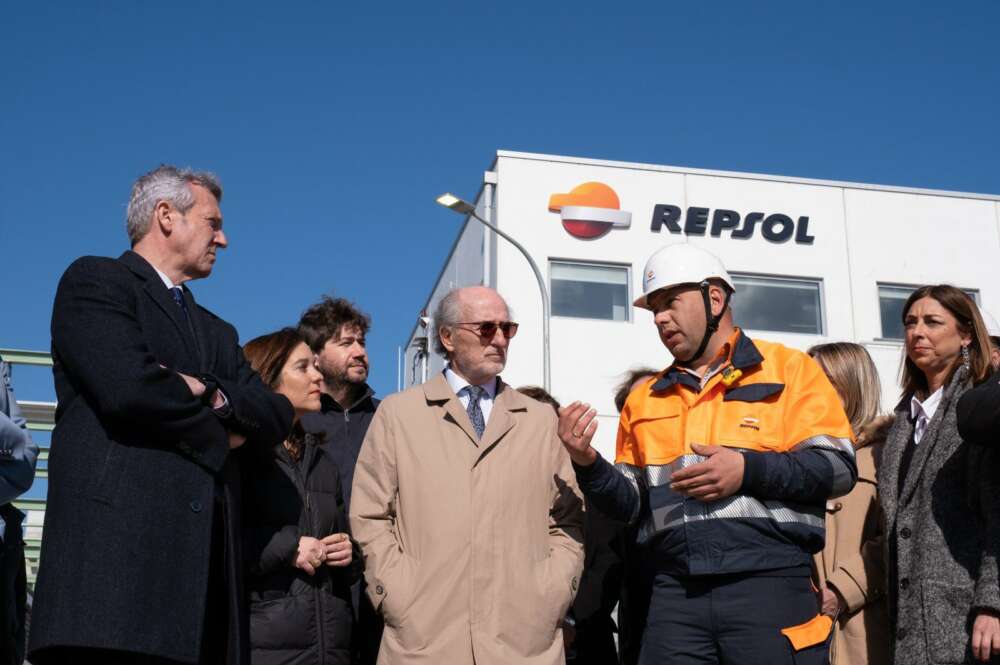 El presidente de la Xunta, Alfonso Rueda, junto al presidente de Repsol, Antonio Brufau, durante la inauguración de la terminal de la compañía en Punta Langosteira / Xunta