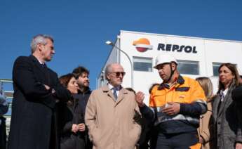 El presidente de la Xunta, Alfonso Rueda, junto al presidente de Repsol, Antonio Brufau, durante la inauguración de la terminal de la compañía en Punta Langosteira / Xunta