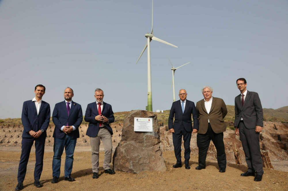 De izquierda a derecha: Fernando Rodríguez, Vicepresidente de Ecoener; José Antonio Valbuena, Consejero de transición Ecológica, Lucha contra el cambio climático y planificación Territorial; Ángel Víctor Torres, presidente del Gobierno de Canarias; Casimiro Curbelo, presidente del Cabildo de La Gomera; Luis de Valdivia, Presidente de Ecoener; y Adasat Reyes, Alcalde de San Sebastián de la Gomera.