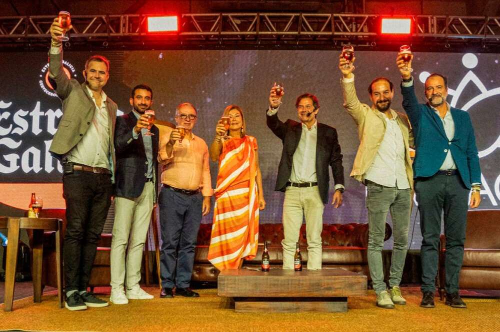 Brindis durante el evento por el séptimo aniversario de Estrella Galicia en Paraguay. Hijos de Rivera