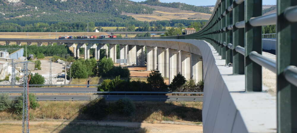 Imagen del viaducto del río Pisuerga del corredor norte-noroeste de alta velocidad que construyó Ferrovial / AR2V Ingeniería