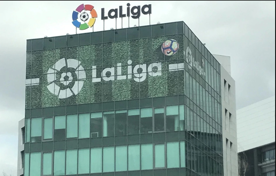 Vista exterior de la sede de la Liga de Fútbol Profesional (LFP)