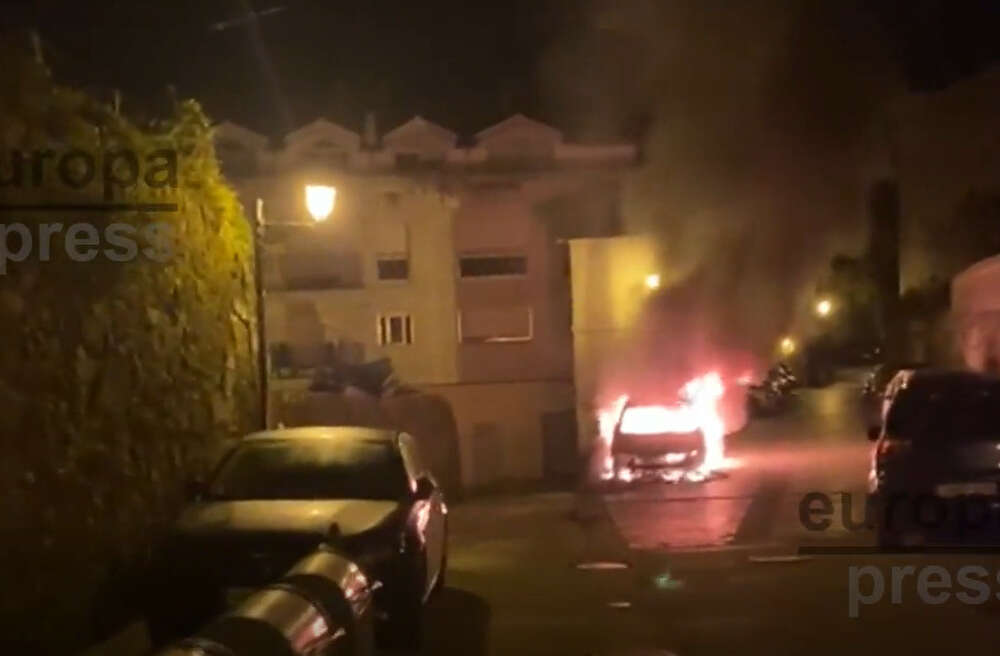 Uno de los vehículos ardiendo en el casco histórico de Tui / Europa Press