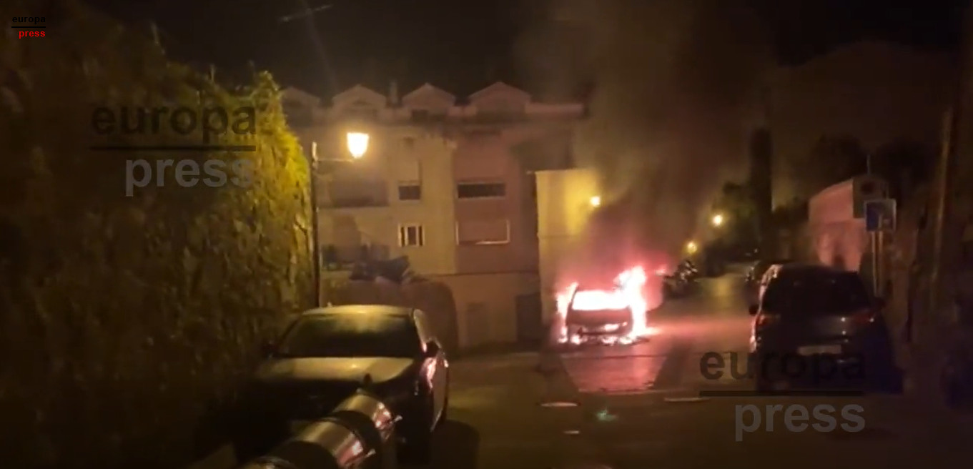 Uno de los vehículos ardiendo en el casco histórico de Tui / Europa Press