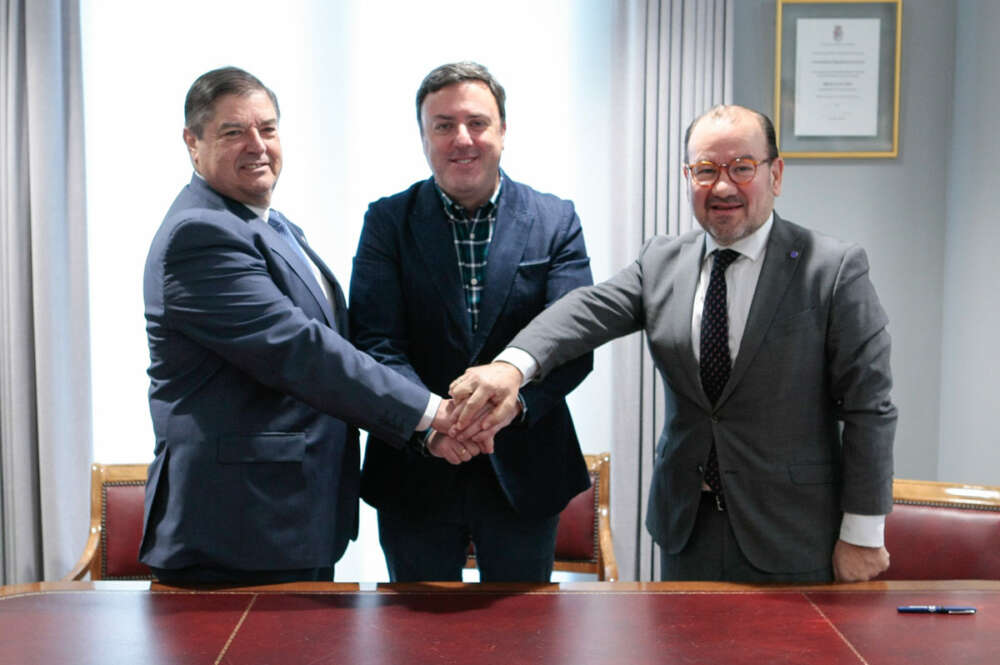 Valentín González Formoso, presidente da Deputación da Coruña, y los rectores Antonio López Díaz (USC) y Julio Abalde Alonso (UDC)