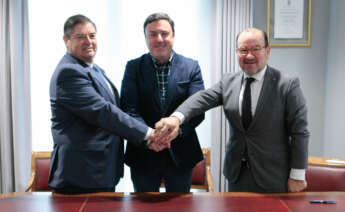 Valentín González Formoso, presidente da Deputación da Coruña, y los rectores Antonio López Díaz (USC) y Julio Abalde Alonso (UDC)