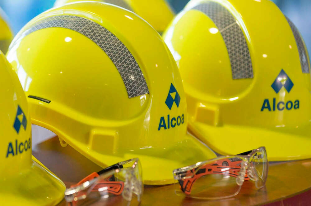 Cascos de trabajadores de Alcoa