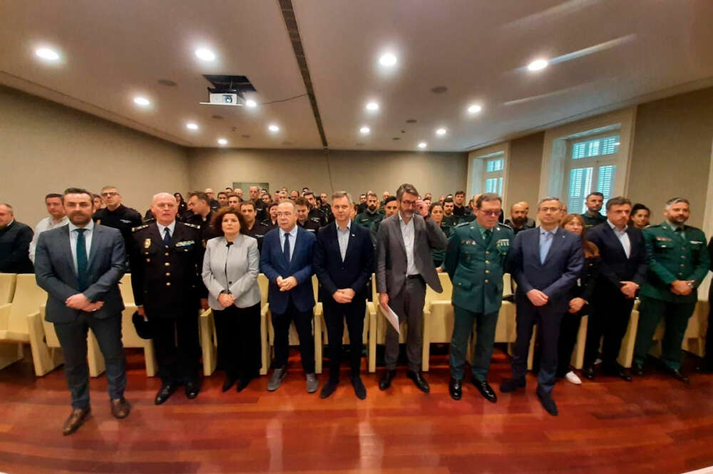 El delegado del Gobierno en Galicia, José Miñones, junto a la subdelegada en A Coruña, María Rivas, y el alcalde de Santiago, Xosé Sánchez Bugallo, entre otras autoridades