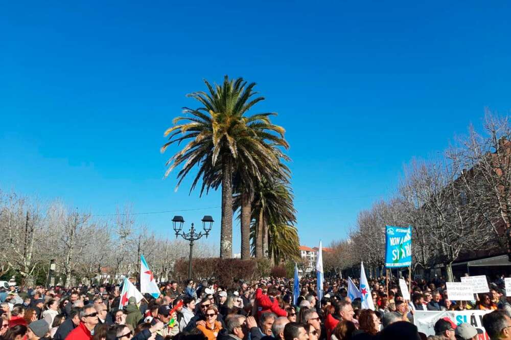 Manifestación en la alameda de Noia contra la decisión de la Xunta de Galicia de autorizar el vertido de 889.885 metros cúbicos de aguas residuales al arroyo de As Rabaceiras, en la ría de Muros y Noia, procedentes de una antigua mina