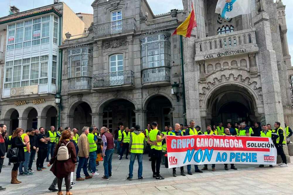 Concentración de trabajadores de Ganomagoga ante el Ayuntamiento de O Porriño (Pontevedra)