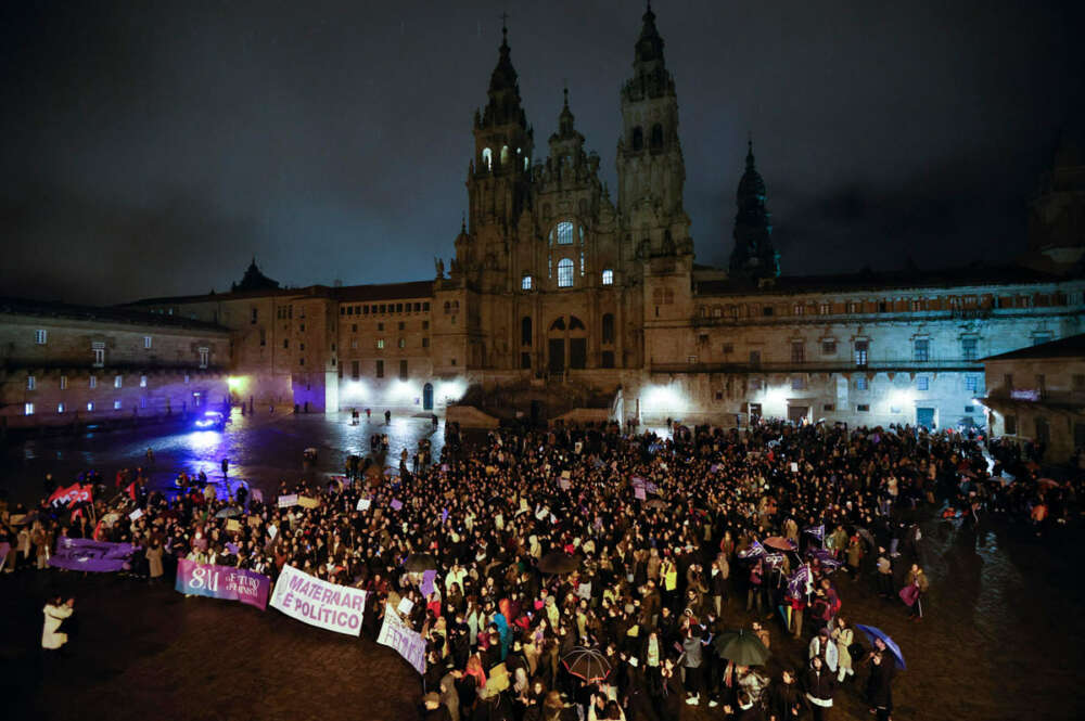 Manifestantes participan en la marcha organizada con motivo del Día de la Mujer, este miércoles en la plaza del Obradoiro, en Santiago de Compostela