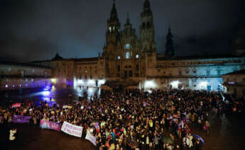 Manifestantes participan en la marcha organizada con motivo del Día de la Mujer, este miércoles en la plaza del Obradoiro, en Santiago de Compostela