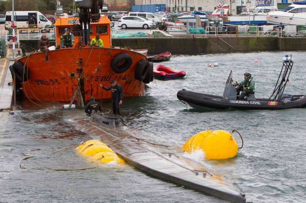 Remolcan al puerto de Aldán el primer narcosubmarino hallado en la costa gallega / EFE