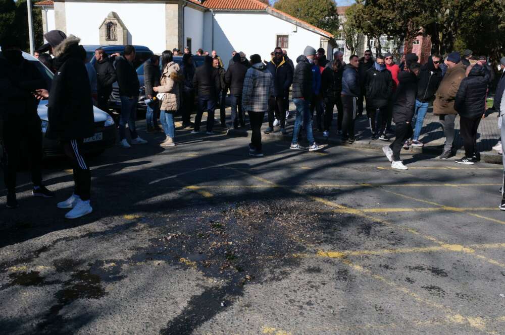 Varias personas participan durante una protesta de mejilloneros frente a la Xunta de Galicia / César Arxina,