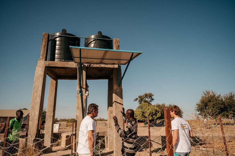 El presidente ejecutivo de Corporación Hijos de Rivera, Ignacio Rivera, y el CEO de Auara, Antonio Espinosa de los Monteros, han visitado Gambia para conocer las obras con las que la corporación busca dar agua potable a 6.000 personas en el país africano