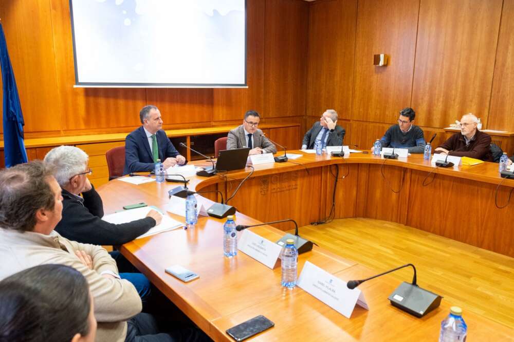 El conselleiro do Medio Rural, José González, preside la reunión del Observatorio do Sector Lácteo de Galicia. Salón de plenos del Consello Económico e Social de Galicia / Europa Press