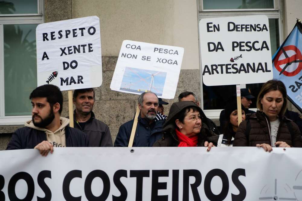 Cientos de personas se concentraron en A Coruña en protesta de los planes de ordenación para la eólica marina aprobados por el Gobierno