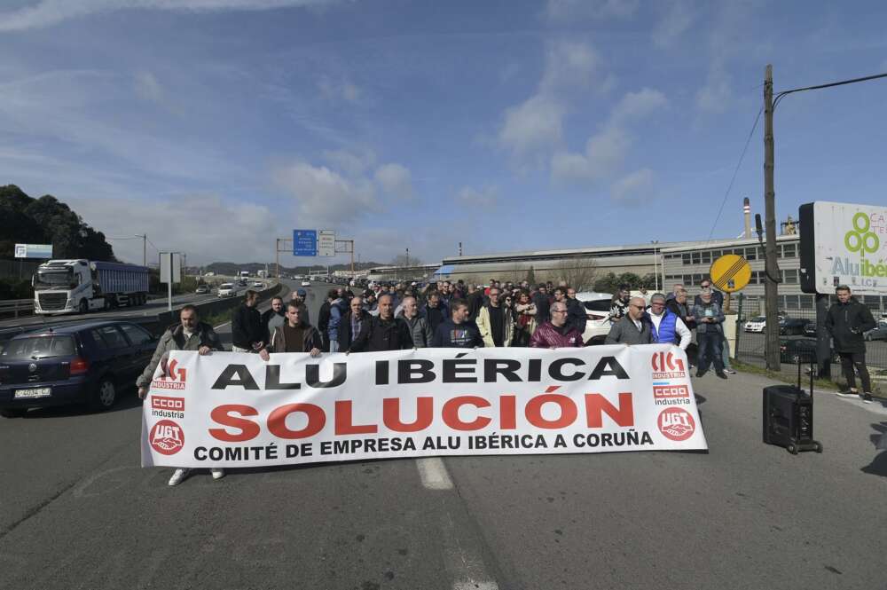 Concentración de los trabajadores de Alu Ibérica frente a las instalaciones de A Grela / Europa Press